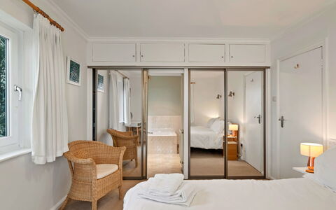 Little Watch House: Möbel, Interior Design, Bett, Flooring, Fussboden, Holz, Schlafzimmer, Decke, Textil, Beleuchtung