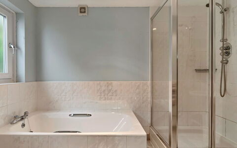 Little Watch House: Badezimmer, Badewanne, Armatur, Flooring, Wand, Fussboden, Interior Design, Zapfhahn, Decke, Installation