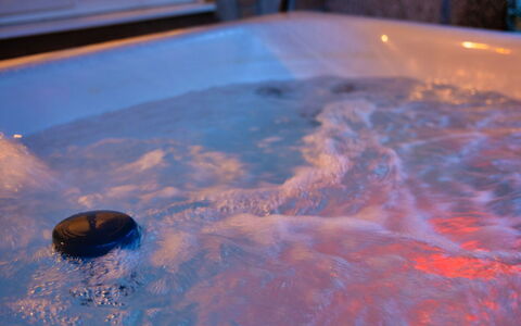 Toblerone Lodge: Badewanne, Armatur, Jacuzzi, Badezimmer, Installation