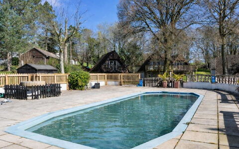 Toblerone Lodge: Schwimmbad, Resort, Hütte, Schatten, Estate, Zaun, Eco Hotel, Ferienort, Hinterhof, Outdoor Struktur