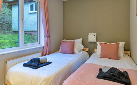 Toblerone Lodge: Bett, Schlafzimmer, Bettdecke, Bedding, Interior Design, Holz, Möbel, Textil, Linens, Bettrahmen