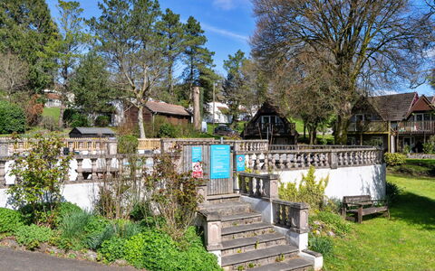 Toblerone Lodge: Baum, Strauch, Zuhause, Frühling, Zaun, Garten, Hütte, Landscaping, Schatten