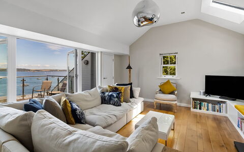 Bownder House: Möbel, Couch, Interior Design, Flooring, Fussboden, Decke, Wohnzimmer, Zimmer, Beleuchtung