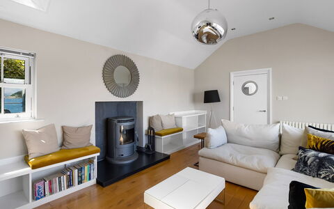Bownder House: Möbel, Interior Design, Flooring, Wand, Fussboden, Couch, Holz, Decke, Wohnzimmer, Zimmer