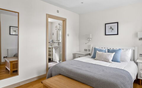 Bownder House: Möbel, Bett, Interior Design, Schlafzimmer, Bedding, Wand, Bettdecke, Zimmer, Holz, Flooring