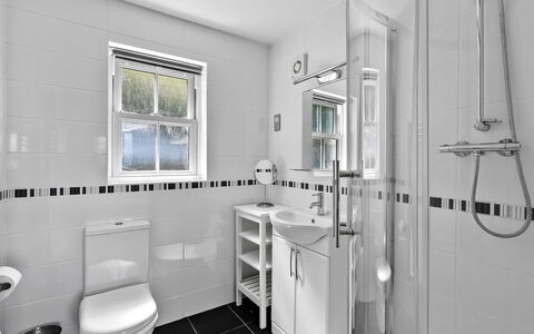 Bownder House: Toilleten Sitz, Badezimmer, Armatur, Toilette, Sinken, Interior Design, Flooring, Fussboden, Installation, Zapfhahn