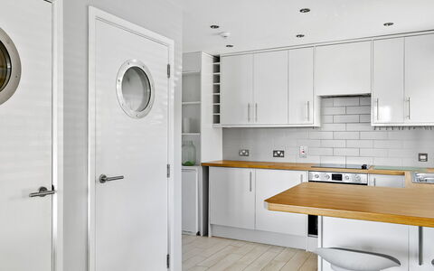 Bownder House: Interior Design, Wand, Flooring, Holz, Countertop, Fussboden, Küche, Cabinetry, Möbel, Zuhause