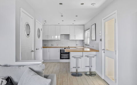 Bownder House: Möbel, Interior Design, Flooring, Fussboden, Wand, Holz, Decke, Küche, Countertop, Zuhause