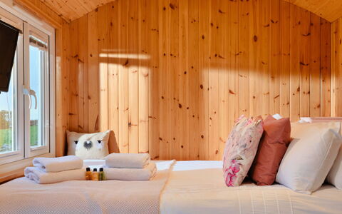 Demelza Shepherd'S Hut: Holz, Interior Design, Schlafzimmer, Flooring, Fussboden, Bett, Beleuchtung, Zimmer, Zuhause, Bettdecke