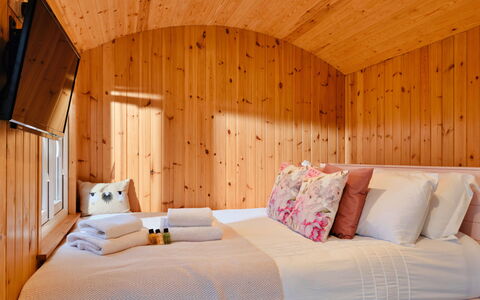 Demelza Shepherd'S Hut: Interior Design, Schlafzimmer, Holz, Bett, Flooring, Bettdecke, Bedding, Fussboden, Beleuchtung, Möbel