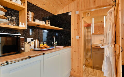 Demelza Shepherd'S Hut: Holz, Flooring, Küche, Interior Design, Cabinetry, Countertop, Möbel, Armatur, Fussboden, Beleuchtung