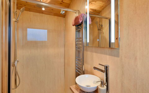 Demelza Shepherd'S Hut: Armatur, Flooring, Holz, Fussboden, Interior Design, Bad Sink, Sinken, Badezimmer, Installation, Zapfhahn
