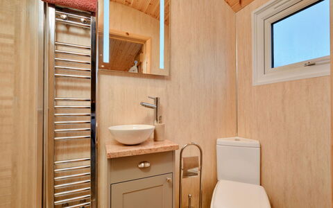 Demelza Shepherd'S Hut: Holz, Flooring, Armatur, Fussboden, Interior Design, Badezimmer, Installation, Zimmer, Toilette, Holzbeize