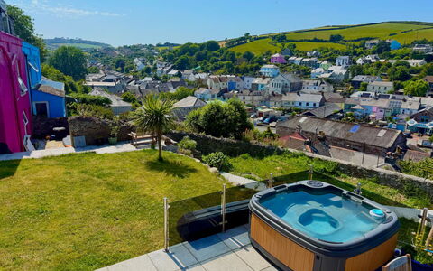 High Cross House: Schwimmbad, Resort, Eco Hotel, Jacuzzi, Badewanne, Landscaping, Hotel, Ferienort, Villa