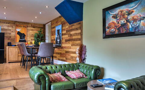 High Cross House: Möbel, Interior Design, Holz, Flooring, Couch, Wohnzimmer, Fussboden, Decke, Beleuchtung, Holzboden