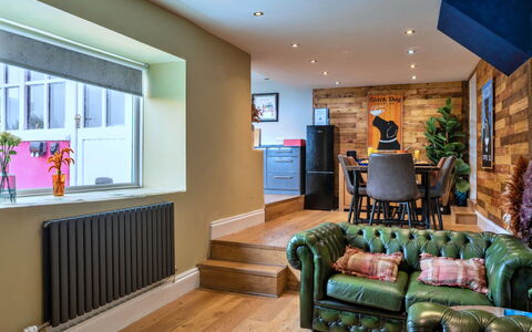 High Cross House: Möbel, Interior Design, Flooring, Wand, Fussboden, Couch, Holz, Decke, Wohnzimmer, Zimmer
