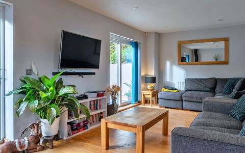 Lake View: Möbel, Interior Design, Flooring, Couch, Holz, Fussboden, Zimmer, Wohnzimmer, Decke, Beleuchtung