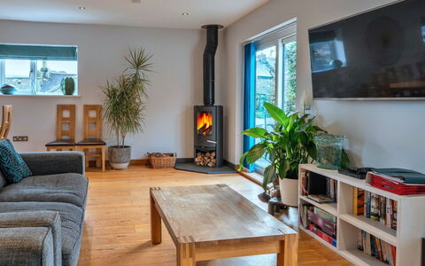 Lake View: Möbel, Interior Design, Holz, Flooring, Feuerstelle, Wohnzimmer, Fussboden, Beleuchtung, Tabelle, Zuhause