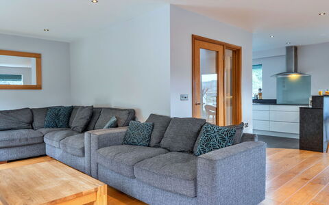 Lake View: Möbel, Couch, Interior Design, Flooring, Fussboden, Holz, Wohnzimmer, Zimmer, Decke