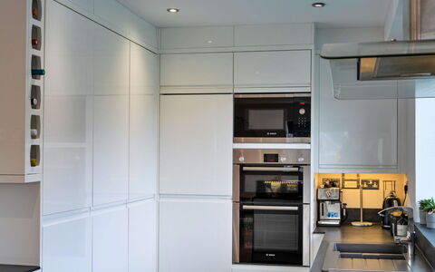 Lake View: Küchengerät, Küche, Major Appliance, Interior Design, Cabinetry, Flooring, Holz, Countertop, Haushaltsgerät, Decke