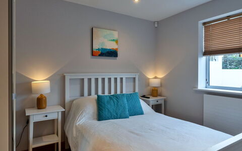 Lake View: Bett, Möbel, Bedding, Schlafzimmer, Interior Design, Bettdecke, Holz, Linens, Zimmer, Fussboden