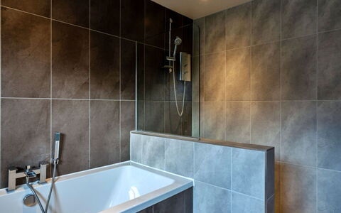 Lake View: Wand, Flooring, Armatur, Fussboden, Badezimmer, Interior Design, Badewanne, Installation, Verbundwerkstoff, Zapfhahn