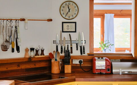 The Cuddy: Holz, Küche, Countertop, Küchengerät, Holzbeize, Cabinetry, Zimmer, Kleingeräte