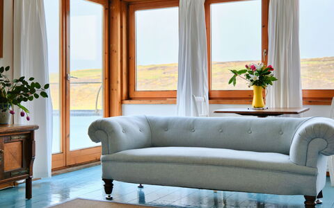 The Cuddy: Möbel, Interior Design, Flooring, Couch, Fussboden, Holz, Tabelle, Wohnzimmer, Beleuchtung, Zimmer