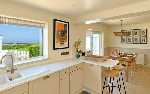 The Coast House: Möbel, Interior Design, Flooring, Holz, Countertop, Decke, Fussboden, Cabinetry, Küche, Beleuchtung