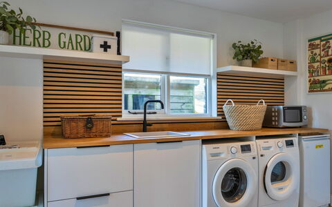 Thyme Bank: Holz, Interior Design, Küche, Flooring, Countertop, Zimmer, Major Appliance, Cabinetry, Haushaltsgerät, Wäschekammer