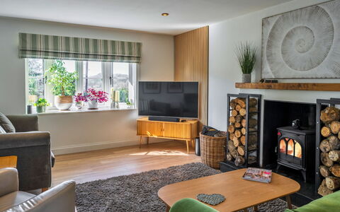 Thyme Bank: Möbel, Interior Design, Flooring, Wand, Fussboden, Holz, Zimmer, Wohnzimmer, Decke, Couch