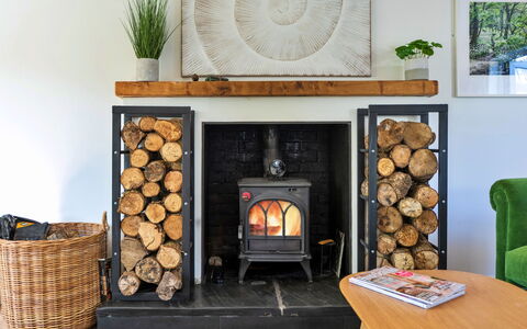 Thyme Bank: Möbel, Feuerstelle, Flooring, Interior Design, Holzofen, Kamin, Zimmer, Hitze, Bilderrahmen, Wohnzimmer