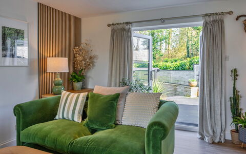 Thyme Bank: Möbel, Interior Design, Wand, Couch, Holz, Wohnzimmer, Flooring, Zuhause, Textil, Zimmer