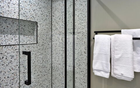 Thyme Bank: Armatur, Badezimmer, Flooring, Interior Design, Installation, Fussboden, Fliese, Duschtür, Verbundwerkstoff, Glas
