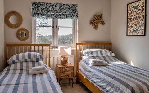 Thyme Bank: Bett, Möbel, Bedding, Schlafzimmer, Interior Design, Bettdecke, Holz, Fussboden, Linens, Flooring