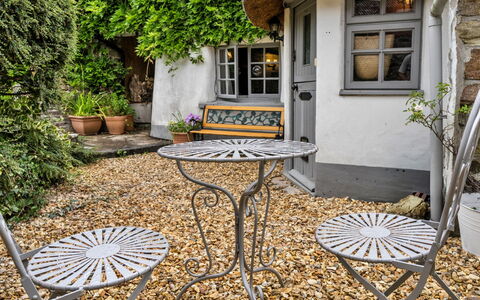 Okehampton 619: Strauch, Blumentopf, Garten, Möbel, Gartenmöbel, Ground, Zimmerpflanze, Stuhl, Hütte