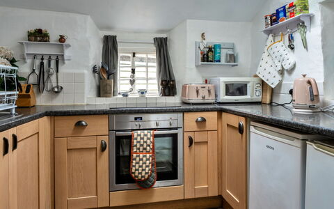 Okehampton 619: Küche, Küchengerät, Countertop, Major Appliance, Herd, Cabinetry, Haushaltsgerät, Spüle, Möbel, Interior Design