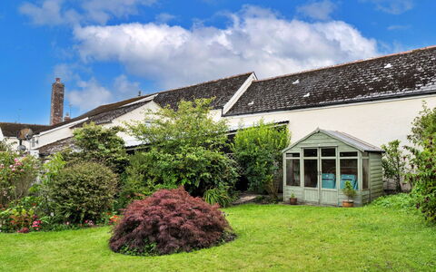 Okehampton 619: Gras, Strauch, Haus, Dach, Garten, Zuhause, Hütte, Grundstueck, Rasen