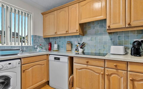 Lavender Waye: Küche, Countertop, Major Appliance, Küchengerät, Flooring, Cabinetry, Interior Design, Fussboden, Spüle, Sinken