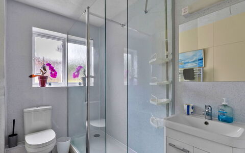 Lavender Waye: Badezimmer, Armatur, Interior Design, Flooring, Fussboden, Sinken, Toilette, Zapfhahn, Badezimmerschrank, Installation