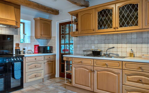 Town Farm Cottage: Küche, Countertop, Cabinetry, Interior Design, Küchengerät, Flooring, Holz, Möbel, Schrank, Schublade