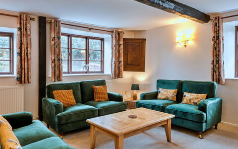Town Farm Cottage: Möbel, Interior Design, Couch, Holz, Decke, Zimmer, Flooring, Zuhause, Wohnzimmer, Beleuchtung