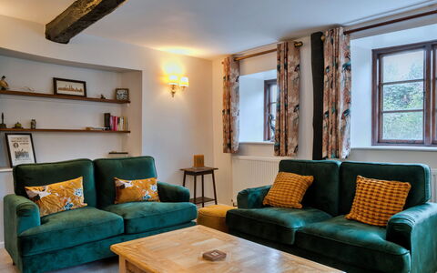 Town Farm Cottage: Möbel, Interior Design, Couch, Wand, Flooring, Holz, Zimmer, Fussboden, Wohnzimmer, Tabelle