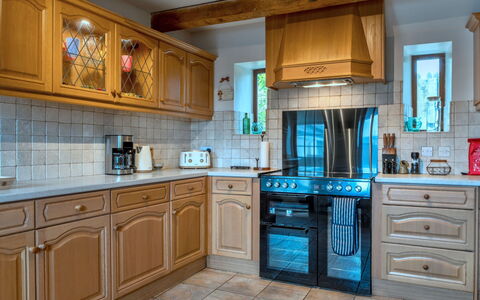 Town Farm Cottage: Küche, Cabinetry, Countertop, Küchengerät, Interior Design, Flooring, Major Appliance, Möbel, Holz, Herd