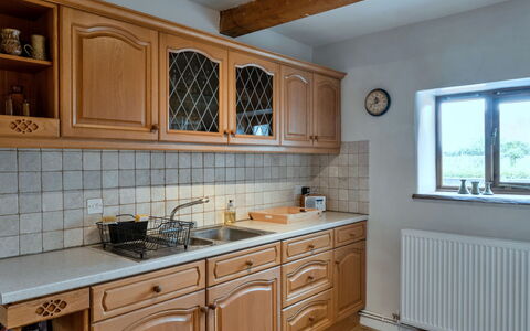 Town Farm Cottage: Küche, Cabinetry, Countertop, Holz, Flooring, Interior Design, Küchengerät, Möbel, Schrank, Schublade