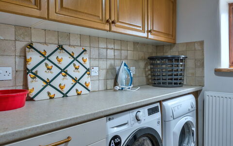 Town Farm Cottage: Küche, Major Appliance, Küchengerät, Countertop, Waschmaschine, Haushaltsgerät, Flooring, Wäschekammer, Interior Design, Cabinetry