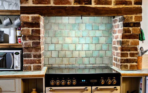 Syncocks Farm Cottage: Wand, Küche, Backstein, Interior Design, Flooring, Küchengerät, Möbel, Fussboden, Countertop, Fliese