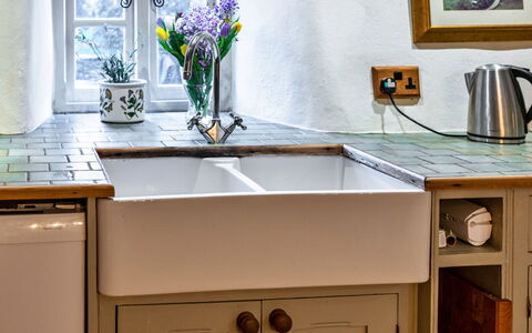 Syncocks Farm Cottage: Spüle, Armatur, Küche, Sinken, Countertop, Zapfhahn, Flooring, Installation, Interior Design, Cabinetry