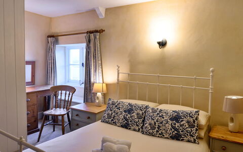 Syncocks Farm Cottage: Bett, Möbel, Wand, Schlafzimmer, Interior Design, Fussboden, Holz, Bedding, Flooring, Bettdecke
