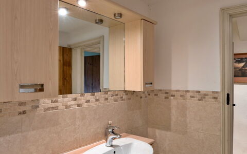 Syncocks Farm Cottage: Bad Sink, Armatur, Interior Design, Flooring, Wand, Badezimmer, Sinken, Spiegel, Fussboden, Zapfhahn